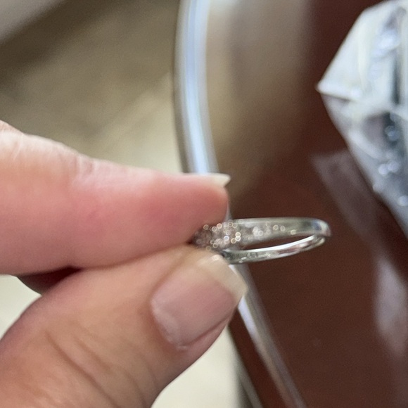 Diamond ring in white gold, size 7, small 3 diamonds but sparkly - Picture 3 of 4